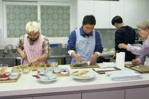 ‘해볼라고’ 조재윤, 의사 가운 벗어던지고 앞치마 포착 ‘심영순 만났다’