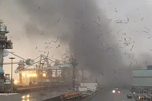 [포토] 강풍으로 지붕 날아간 현대제철 당진제철소