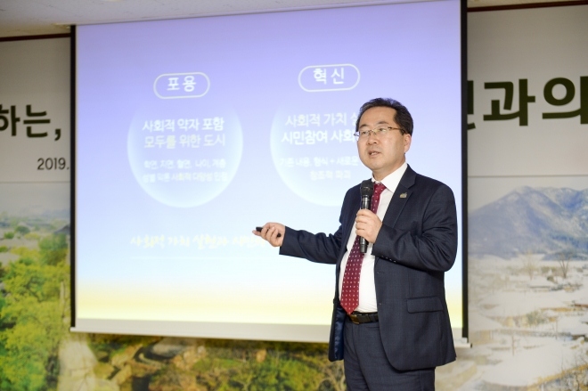 허석 시장이 42일간 진행된 ‘2019 시민과의 대화’에서 연단에서 내려와 순천의 발전 모습과 시정을 설명하고 있다. 