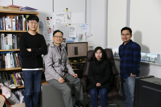 빅데이터로 질병 조절 마이크로RNA 발굴 시스템을 개발한 김진환 연구원, 남덕우 교수, 윤소라 박사, 하이 응우옌 박사(왼쪽부터) UNIST 제공