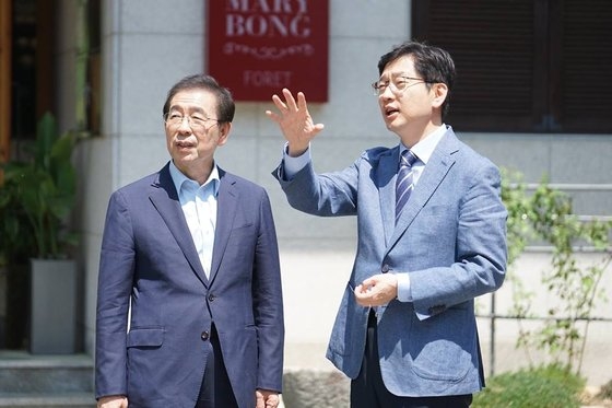 박원순(왼쪽) 서울시장과 김경수 경남도지사. 연합뉴스