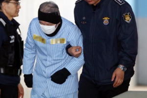 [포토] 김기춘, 부축받아 법정으로