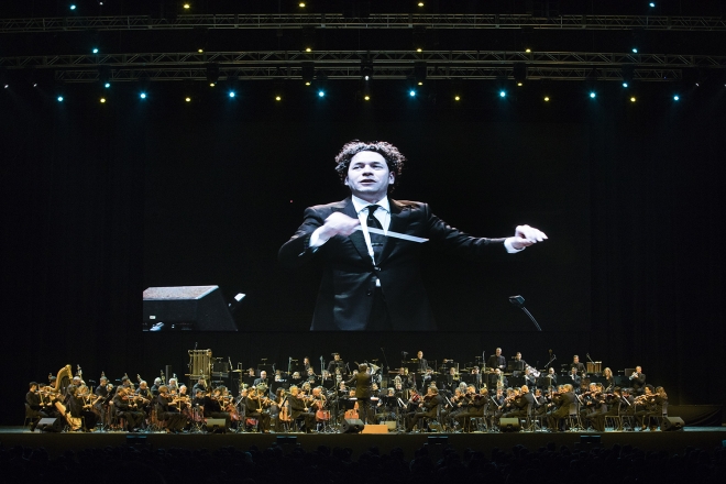 구스타보 두다멜과 LA필하모닉은 이번 내한에서 메인 공연과 함께 서울 올림픽공원 체조경기장에서 할리우드를 배경으로 한 악단의 특성을 살린 영화음악 콘서트도 선보였다.-마스트미디어 제공 