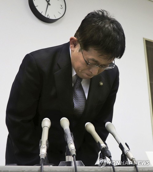 일본 효고현 아카시시 이즈미 후사호 시장이 지난 1월 29일 기자회견을 통해 자신의 폭언에 대해 사과하고 있다. 그는 이로부터 나흘만인 2월 2일 시장직에서 물러났다. <아카시 교도 연합뉴스>