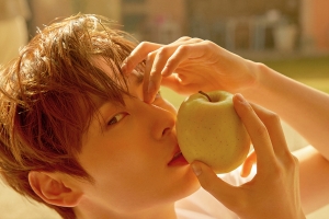 뉴이스트 황민현, 화보장인 등극..여심 홀리는 ‘사과 키스’