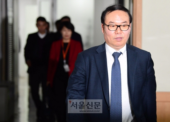 정한중 법무부 산하 검찰 과거사위원회 위원장 대행과 위원들이 18일 진상조사단의 활동 기간 재연장을 논의하기 위해 정부과천청사 법무부 대회의실로 들어가고 있다.  정연호 기자 tpgod@soeul.co.kr