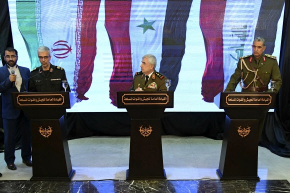 알리 아윱 시리아(가운데) 국방장관과 모하마드 바게리(왼쪽) 이란군 참모총장, 오스만 알가니미 이라크군 참모총장이 18일(현지시간) 시리아 다마스쿠스에서 기자회견하고 있다. AP 연합뉴스