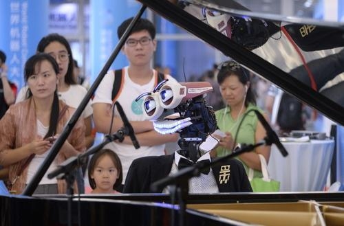 2017년 중국 베이징에서 열린 세계로봇대회에서 한 로봇이 피아노를 연주하고 있다.