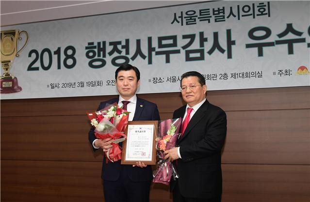 송정빈 서울시의원(더불어민주당,동대문 1선거구)이 19일 서울시의회 의원회관 2층 대회의실에서 열린 수도권일보·시사뉴스 주최 ‘2018년 행정사무감사 우수의원 시상식’에서 수상자로 선정됐다.