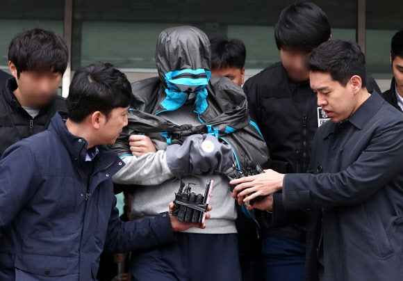 이희진 씨 부모를 살해한 혐의를 받고 있는 피의자 김씨가 구속 전 피의자심문 출석을 위해 안양동안경찰서를 나서고 있다. 연합뉴스