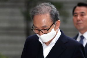 [포토] 마스크 쓰고 고개 숙인채 법정 향하는 MB