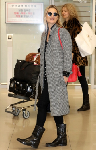 세계적 모델 케이트 모스가 ‘19FW 메트로시티 패션쇼&파티’ 등 참석을 위해 20일 오후 인천국제공항을 통해 입국하고 있다. 2019.3.20 <br>연합뉴스