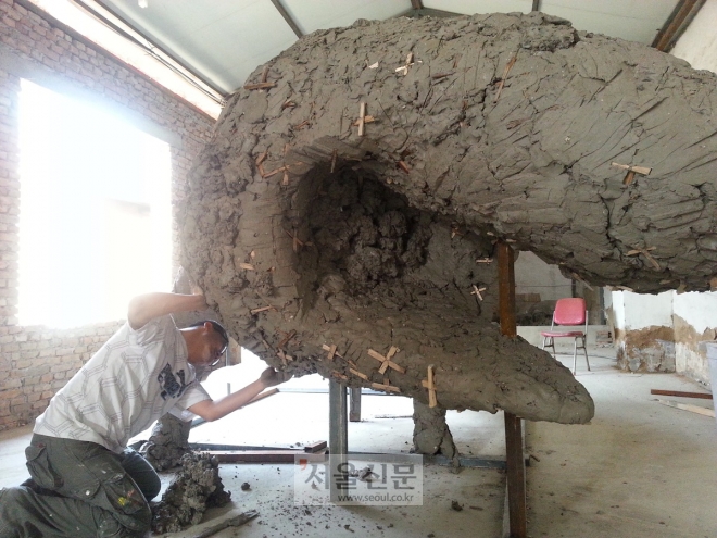 중국에서 활동하는 조각가 이승구 작업 모습. 작가 제공