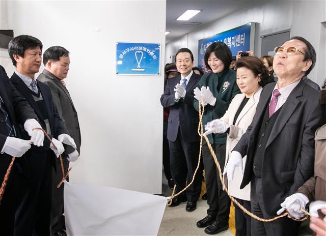 노현송(오른쪽 네 번째) 서울 강서구청장이 지난 15일 가양5단지 상가동 2층에서 열린 ‘시각장애인 쉼터’ 개소식에서 시각장애인들과 함께 쉼터 조성을 기뻐하고 있다. 강서구 제공