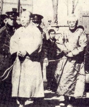 1949년 1월 반민족행위특별조사위원회 특별경찰대가 민족대표 33인 가운데 한 명인 최린(왼쪽 두 번째)을 체포해 압송하고 있다. 최린은 3·1운동 준비 과정에서 핵심적 역할을 했지만 이후 친일파로 변절했다.  국가기록원 제공