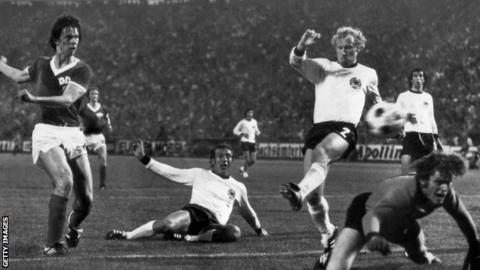 동서독 분단 이후 유일한 맞대결이었던 1974년 서독월드컵 축구 결승 도중 동독 대표팀의 유르겐 스파르바저(왼쪽)가 결승골을 터뜨린 순간.  AFP 자료사진