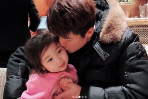 기성용♥한혜진 딸 공개 “클수록 엄마 미모..인형인 줄”