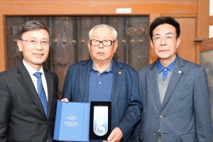 “독립유공·헌신 잊지 않겠습니다” 김포시, 유공자집에 명패 달아주기 예우