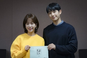 한지민, 이번엔 정해인의 예쁜 누나 ‘봄밤’ 첫 대본리딩 포착