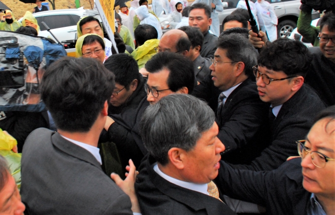 이시종 충북지사의 시청 진입을 제천시민들이 막으면서 아수라장이 된 현장.