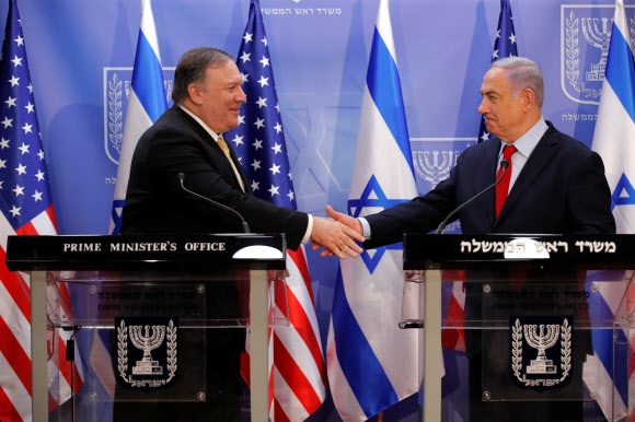 마이크 폼페이오(왼쪽) 미국 국무장관과 베냐민 네타냐후 이스라엘 총리. 2019.3.21. 로이터 연합뉴스
