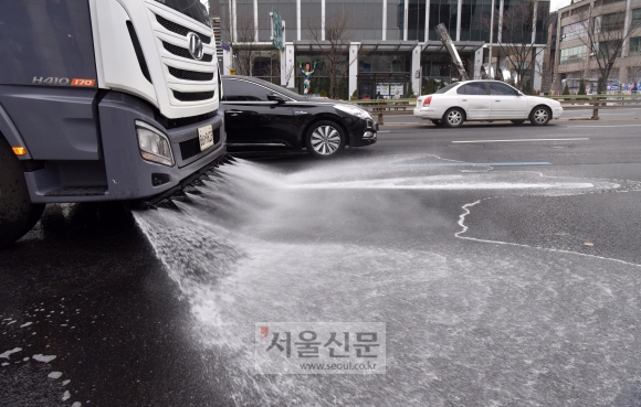 서울 강남구 살수차가 남부순환도로에서 차도에 물을 뿌리고 있다. 강남구는 비상저감조치 발령 여부와 미세먼지 농도에 따라 학교 주변 등을 중점으로 살수차를 탄력적으로 가동하고 있다.