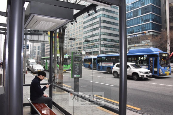서울 서초구의 ‘스마트 에코쉘터’는 정류장에서 미세먼지를 피할 수 있게 만든 공간이다.