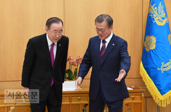 문재인 대통령이 21일 청와대에서 미세먼지 해결을 위한 범국가적 기구 위원장직을 수락한 반기문(왼쪽) 전 유엔 사무총장을 접견해 자리로 안내하고 있다.  도준석 기자 pado@seoul.co.kr