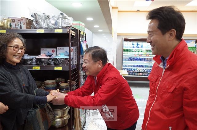 자유한국당 정점식 후보가 21일 통영시 광도면 죽림지구에서 한국당 오세훈(오른쪽) 국가미래비전특별위원장과 함께 지지를 호소하는 모습.