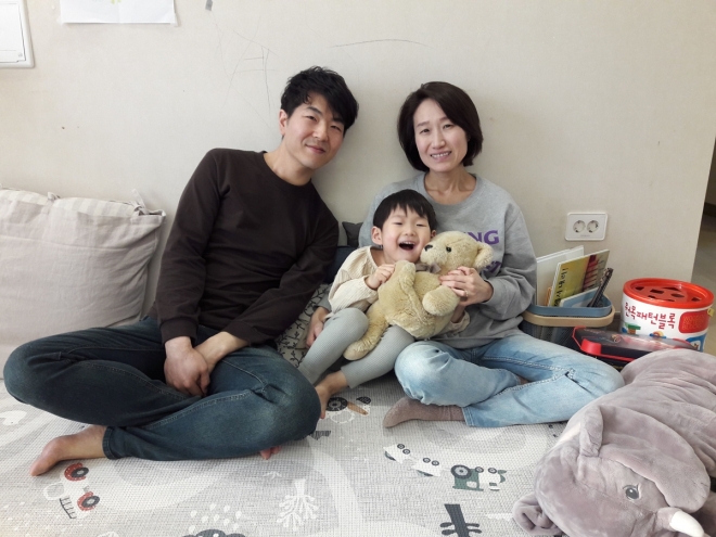 올해로 결혼 6년차인 박범섭(왼쪽)·김정덕씨 부부. 부부는 아이를 어떻게 대해야 할지에 대해 자주 대화를 한다고 했다. 아이가 자신의 감정을 잘 살피면서 다른 사람의 감정도 잘 살피는 아이가 됐으면 좋겠다고 부부는 말했다. 오세진 기자 5sjin@seoul.co.kr