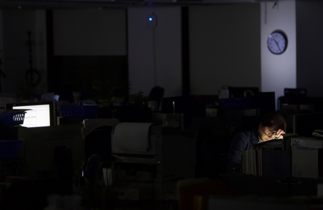 퀭한 눈으로 늦은 밤까지 사무실을 지키는 올빼미 직장인은 낯설지 않다. 야근이 일상이 된 사회에서 노동자는 조직 내 헌신을 끝없이 강요받는다. 이호정 전문기자 hojeong@seoul.co.kr