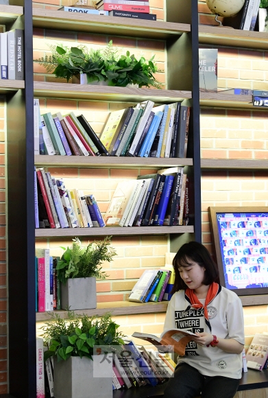 포토다큐 : 미세먼지 풍속도  CGV강변의 ‘북&라운지(BOOK&LOUNGE)’는 책과 식물들이 조화롭게 배치되어 영화관람객들이 쾌적한 환경에서 책을 보며 휴식을 취할 수 있다.  2019.3.21.   이종원 선임기자 jongwon@seoul.co.kr
