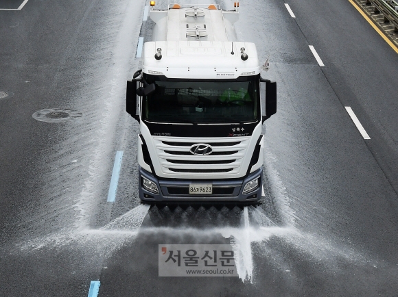 서울 강남구 살수차가 미세먼지 비상저감조치 발령이 나자 관내의 주거밀집지역, 학교 주변 도로에서 물을 뿌리고 있다. 