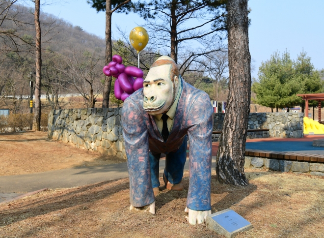 양주 장흥조각공원에 전시된 설홍식 작가의 ‘고릴라’.