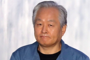 [포토] ‘옥중 사기’ 주수도, 입 꾹 다문채 법정으로