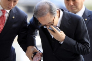 [포토] ‘다시 부축 받으며’ 이명박 전 대통령 법정으로