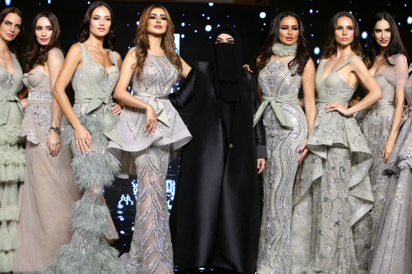 모델들이 22일(현지시간) 쿠웨이트 시티에서 열린 걸프 에미레이트의 ‘Sehr al-Sharq’ 또는 ‘The Magic of the Orient’ 패션쇼 중  디자이너 Wasmiya al-Harbi(가운데)의 작품을 선보이고 있다. AFP 연합뉴스