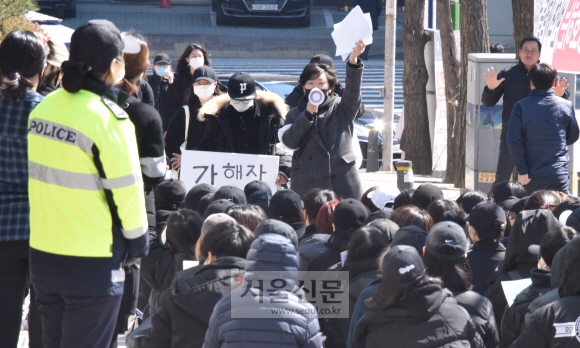 24일 서울 서초구 정곡빌딩 남관 앞에서 우리의 증언 회원들이 장자연 사건 진상규명을 요구하는 집회를 열고 있다. 2019.3.24.     이종원 선임기자 jongwon@seoul.co.kr