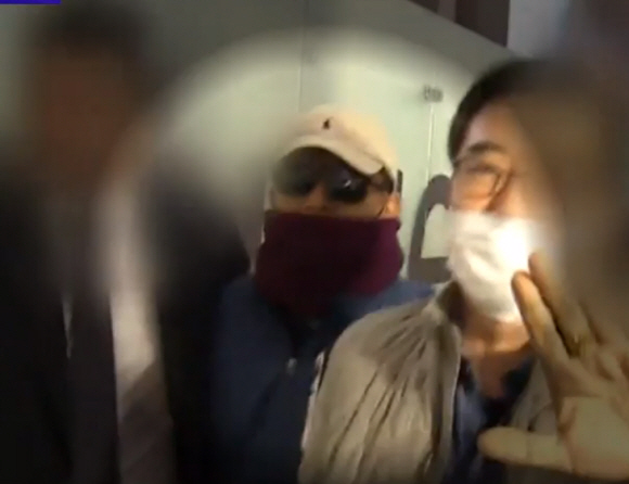 얼굴 가리고 심야 출국 시도하는 김학의 전 차관. JTBC 뉴스 캡쳐  