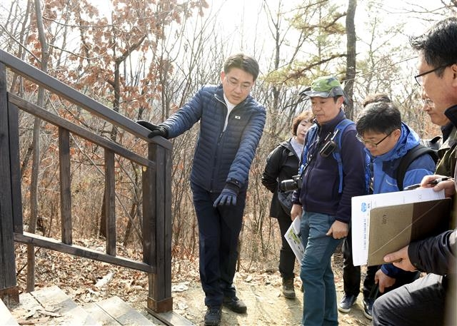 오승록 서울 노원구청장이 구청 관계자, 전문가들과 함께 지난 19일 수락산 둘레길을 걸으며 둘레길 정비 방안을 토론하고 있다. 노원구 제공