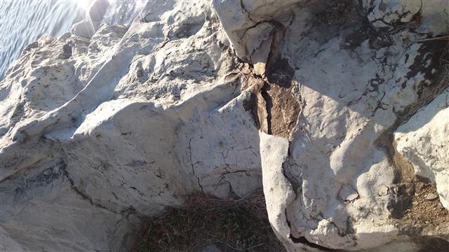 호숫가에 있는 섬유강화플라스틱(FRP)으로 만든 인조암에서 균열과 들뜸 현상이 나타나 여러 차례 보수했으나 같은 현상이 반복되고 있다.