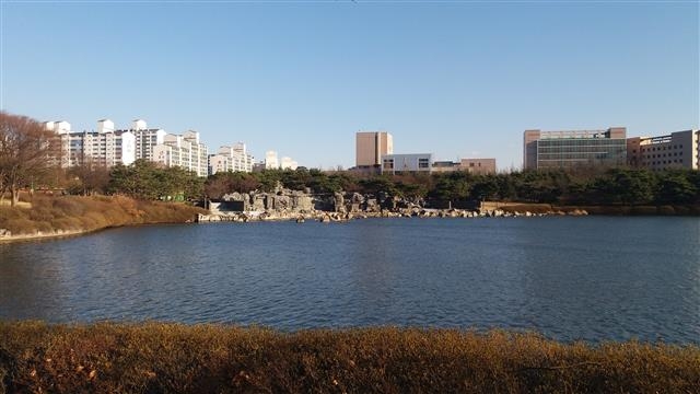 일산호수공원에 있는 섬유강화플라스틱(FRP)으로 만든 인공폭포 및 인조암 전경.