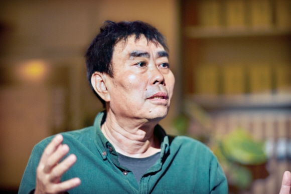 영화 ‘예수보다 낯선’으로 10년 만에 스크린에 복귀한 여균동 감독. 자전적인 이야기를 담은 이 작품에서 ‘영화감독’을 직접 연기했다. 우사유필름 제공