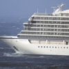 표류하던 크루즈선 입항…강풍에도 479명 ‘헬기 이송’