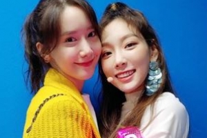 윤아, 태연 콘서트 인증샷 공개 ‘서로 끌어안은 모습’