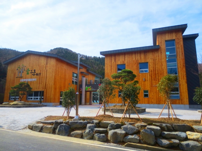 남해편백자연휴양림에 조성된 산림복합체험센터에서는 다양한 산림서비스를 경험할 수 있다. 국립자연휴양림관리소 제공
