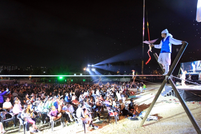 지난해 개최된 22회 과천축제 개막공연 줄타기의 한 장면. 과천시 제공 