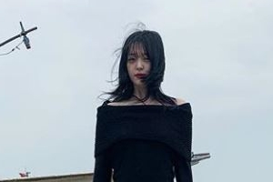 설리, 깡마른 몸매 강조한 사진 공개 ‘시크 매력’