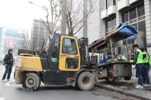 “행인 불편 해소” 영등포역 불법 노점상 철거 단행