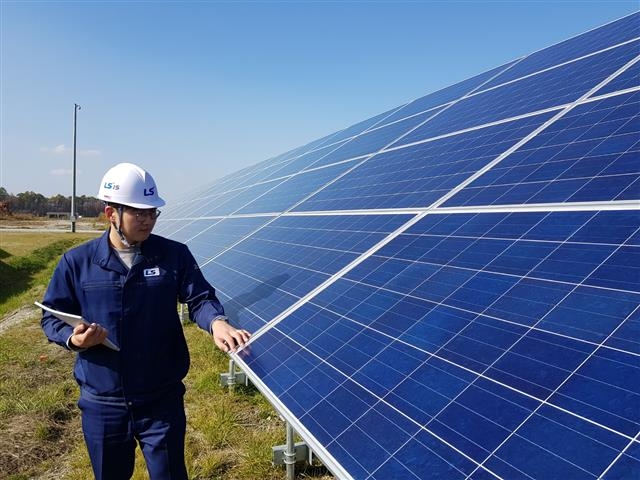 LS산전 관계자가 28MW급 일본 지토세 태양광 발전소 모듈을 점검하고 있다.  LS그룹 제공